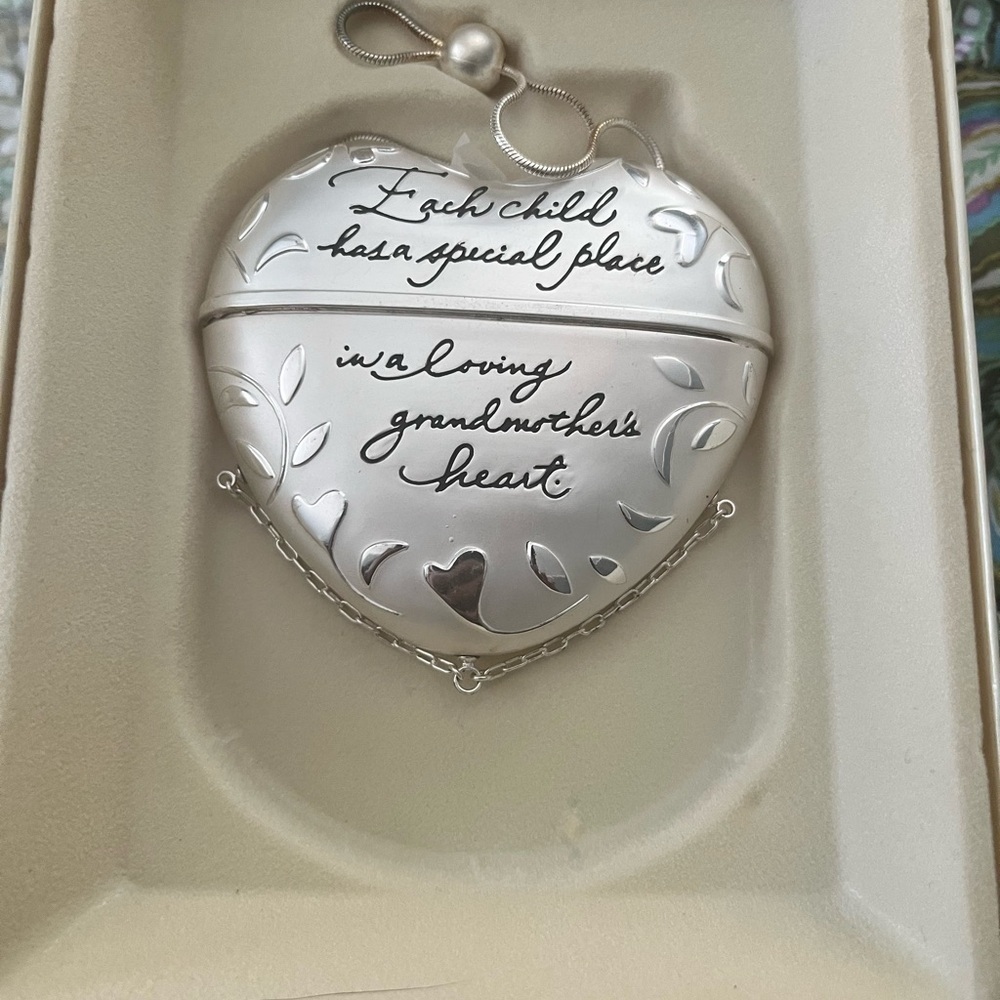 Hallmark Keepsake Photo Locket Ornament Grandmother's Heart Vintage